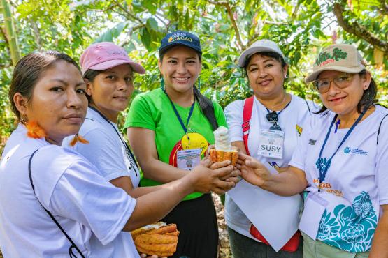 Women cocoa farmers in the Amazon share experiences to strengthen their leadership skills. 